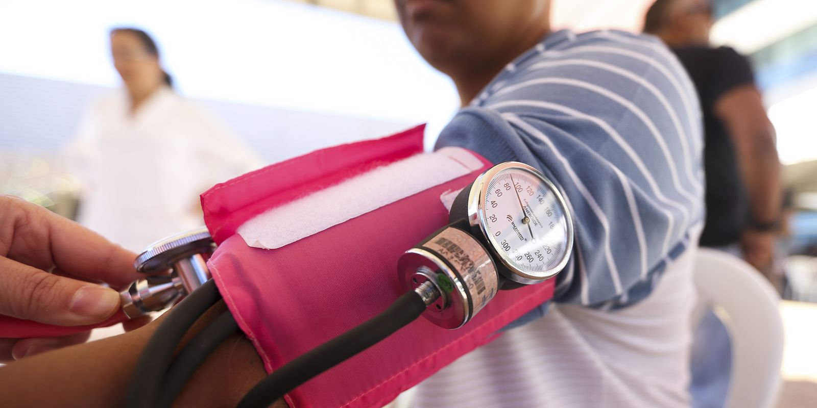 Pressão 12 por 8 já é sinal de alerta, aponta nova diretriz brasileira