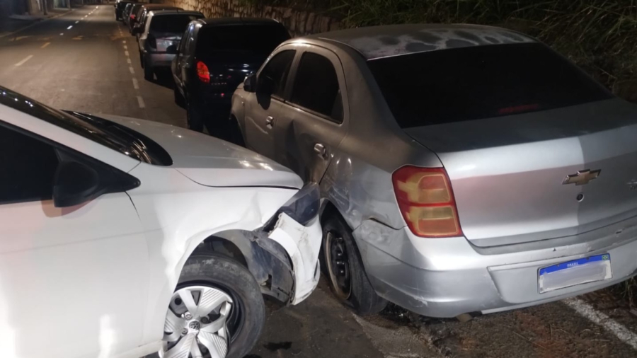 Carro furtado é recuperado após colisão em Barra Mansa