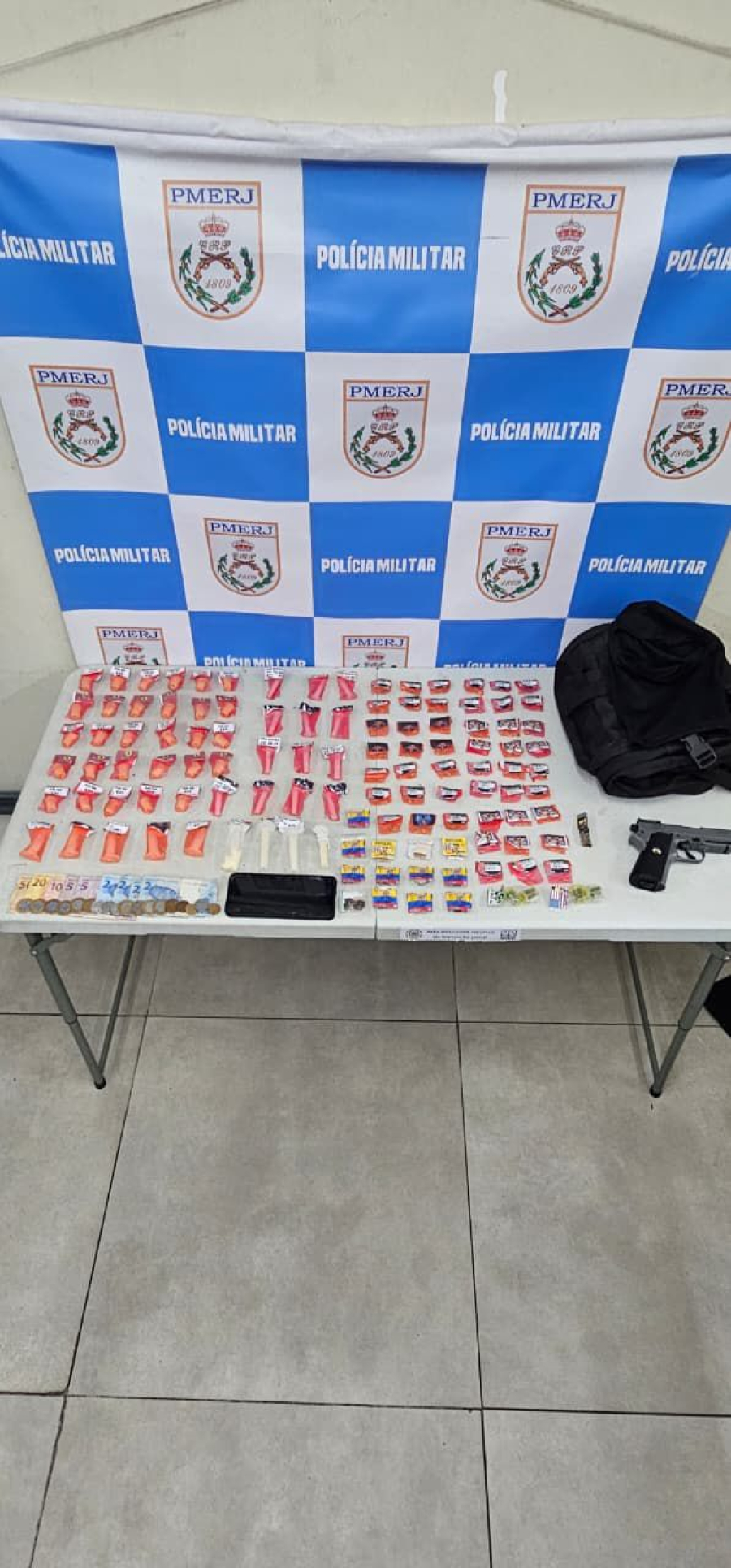 Denúncia leva à prisão e apreensão de entorpecentes em Volta Redonda