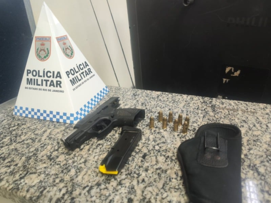 Homem tenta jogar arma no rio, mas acaba preso pela PM em Pinheiral