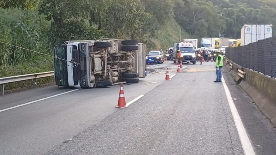 Caminhão de lixo tomba na Dutra e causa interdição em Barra Mansa
