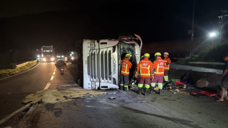 Carreta tomba na Dutra em Barra Mansa e motorista morre preso às ferragens