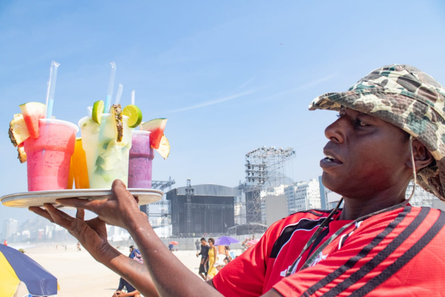 Show de Shakira anima comerciantes e ambulantes em Copacabana