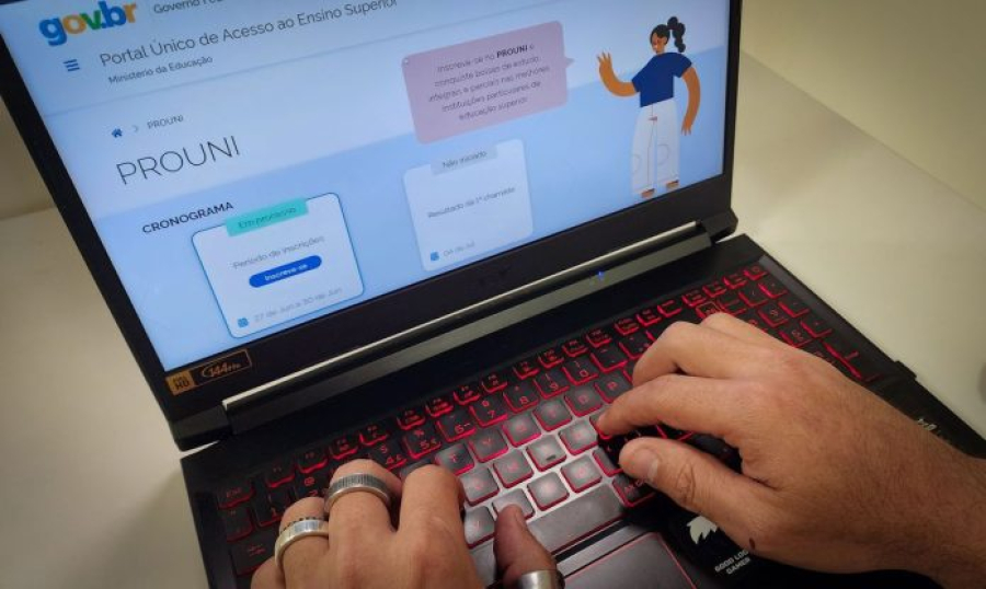 Governo do RJ abre quase 4 mil vagas GRATUITAS para cursos técnicos, graduação e especializações pela Faetec