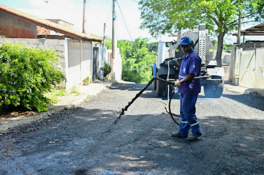 Recuperação asfáltica melhora tráfego na rua e do Loteamento Chácara