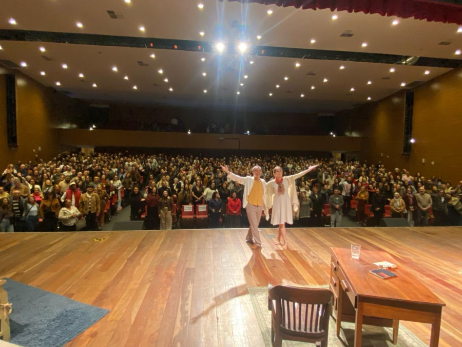 Peça “A Vida Passou Por Aqui” lota teatro e emociona público em Volta Redonda