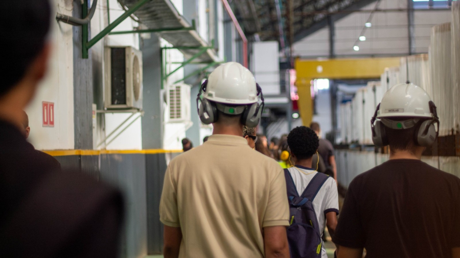 Jovens de Barra do Piraí vivenciam rotina industrial em projeto de capacitação