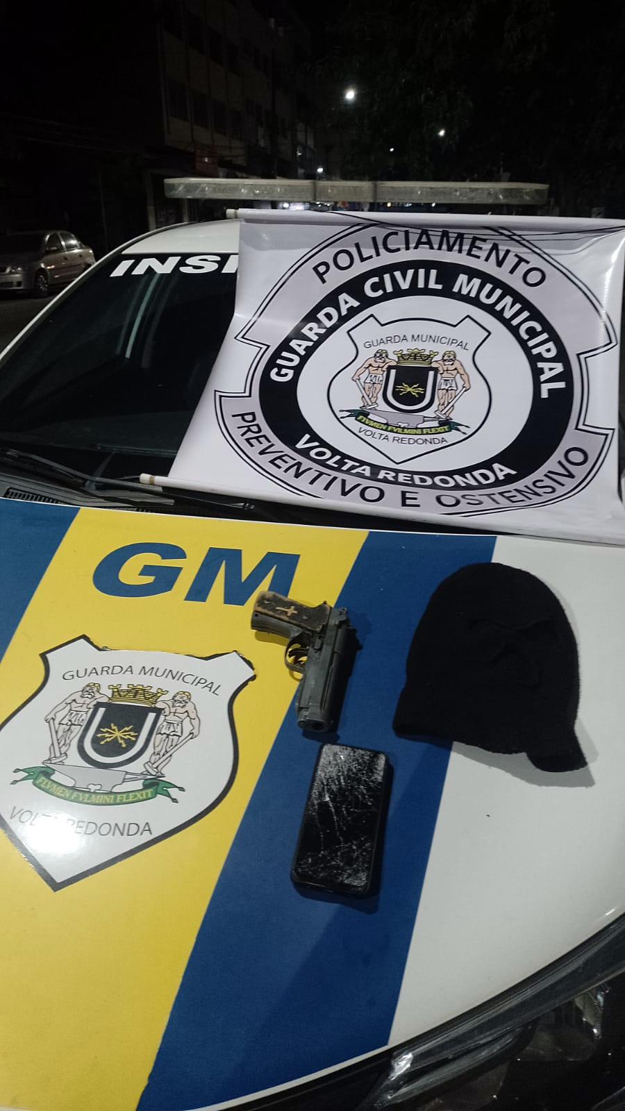 Homem bêbado, sem CNH e com réplica de arma é preso perto da GM em Volta Redonda