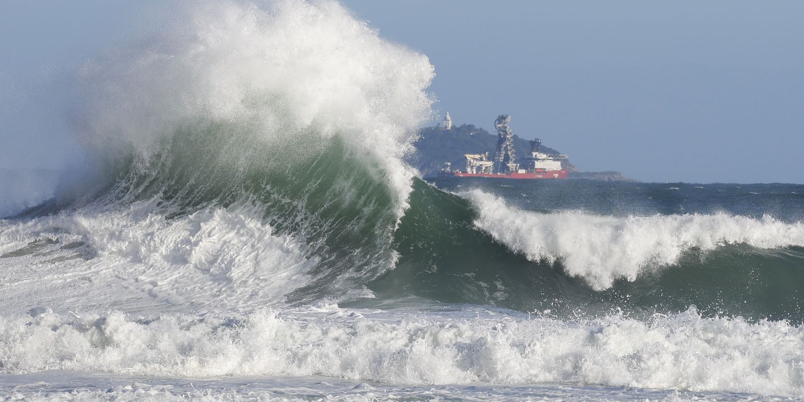 Bombeiros fazem mais de 8 mil salvamentos no mar no RJ em apenas quatro meses
